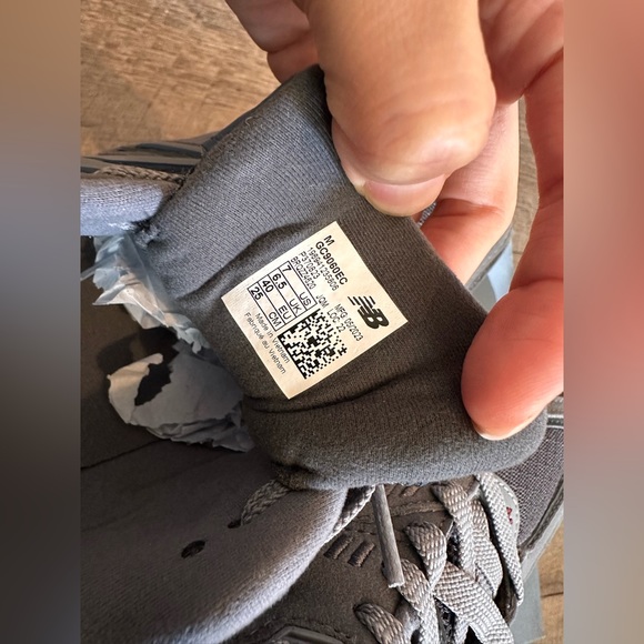 New Balance 9060 size:  women: 8.5  men 7 - Picture 10 of 10